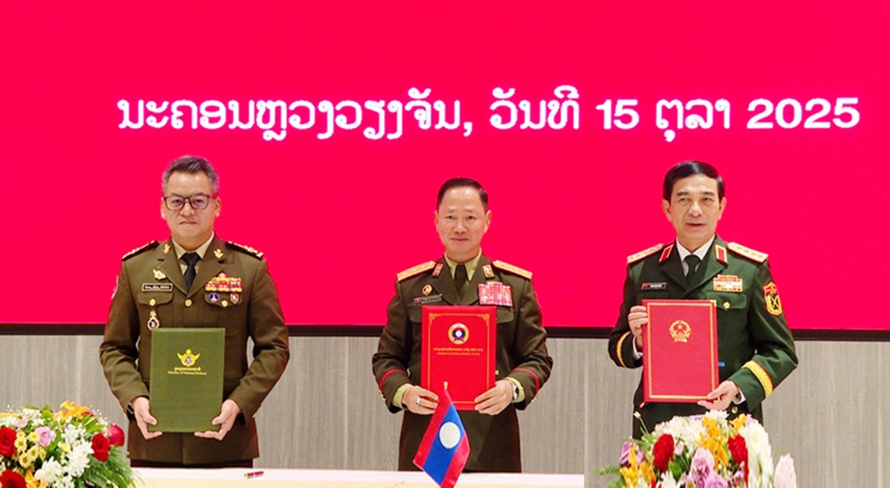 Bộ trưởng Bộ Quốc phòng 3 nước Việt Nam - Lào - Campuchia ký biên bản cuộc gặp. (Ảnh: mod.gov.vn) Bộ trưởng Bộ Quốc phòng 3 nước Việt Nam - Lào - Campuchia ký biên bản cuộc gặp. (Ảnh: mod.gov.vn)