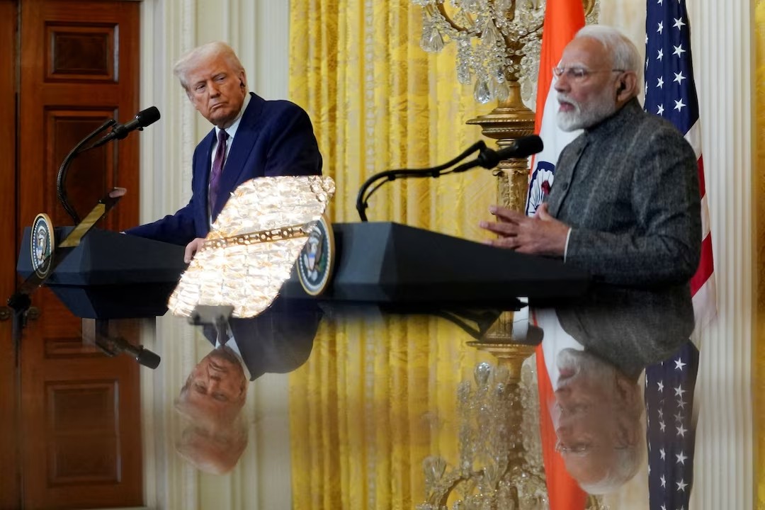 Tổng thống Mỹ Donald Trump và Thủ tướng Ấn Độ Narendra Modi phản chiếu trong gương khi dự họp báo chung tại Nhà Trắng, Washington D.C., ngày 13/2/2025. Ảnh: Reuters Tổng thống Mỹ Donald Trump và Thủ tướng Ấn Độ Narendra Modi phản chiếu trong gương khi dự họp báo chung tại Nhà Trắng, Washington D.C., ngày 13/2/2025. Ảnh: Reuters