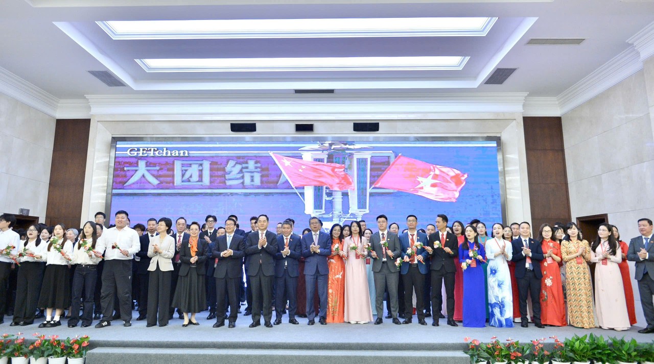 Leaders and youth delegates then joined in singing the song “Vietnam–China.” Leaders and youth delegates then joined in singing the song “Vietnam–China.”