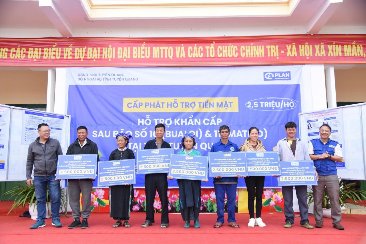The first households in Xin Man Commune, Tuyen Quang Province, received cash assistance. (Photo: Plan International Vietnam)