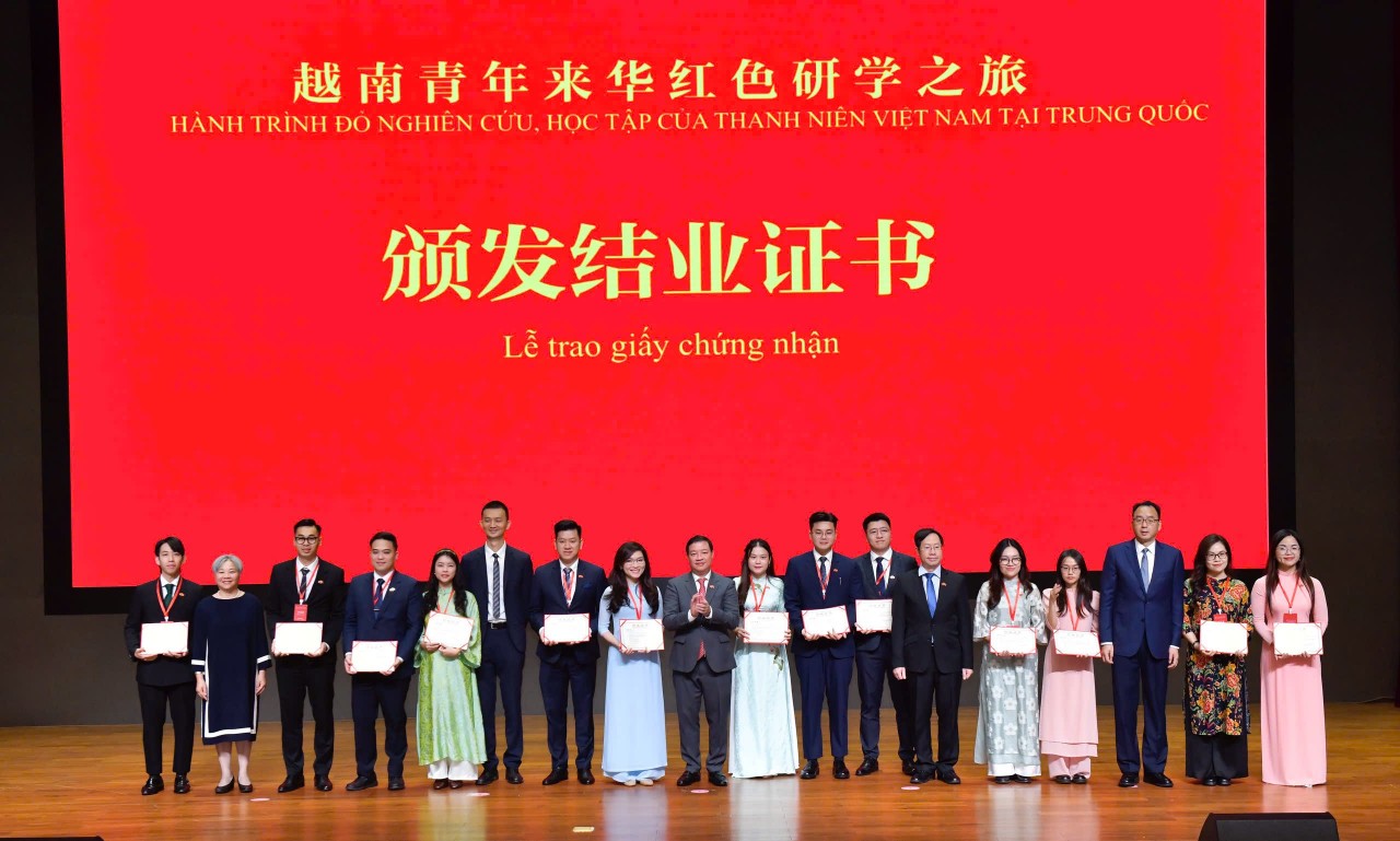 The Organizing Committee presents certificates to participating youth. (Photo: Organizing Committee) The Organizing Committee presents certificates to participating youth. (Photo: Organizing Committee)