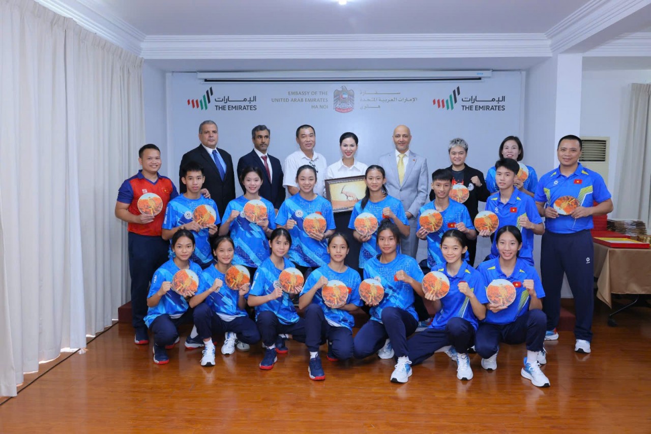 Members of the Vietnam Youth Muay Thai Team pose for a photo with representatives of the UAE Embassy in Vietnam. (Photo: UAE Embassy in Vietnam)