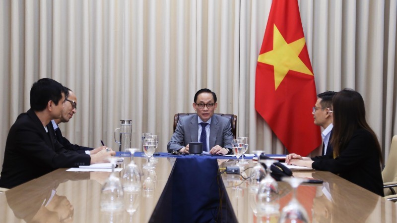 Quyền Bộ trưởng Ngoại giao Lê Hoài Trung điện đàm với Bộ trưởng Ngoại giao Anh Yvette Cooper. (Ảnh: Báo Thế giới và Việt Nam) Quyền Bộ trưởng Ngoại giao Lê Hoài Trung điện đàm với Bộ trưởng Ngoại giao Anh Yvette Cooper. (Ảnh: Báo Thế giới và Việt Nam)