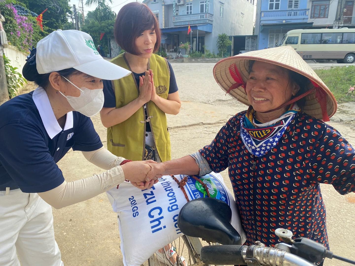 Tổ chức Tzu Chi trao gói viện trợ khẩn cấp cho người dân bị ảnh hưởng bởi thiên tai tại tỉnh Thái Nguyên Tổ chức Tzu Chi trao gói viện trợ khẩn cấp cho người dân bị ảnh hưởng bởi thiên tai tại tỉnh Thái Nguyên
