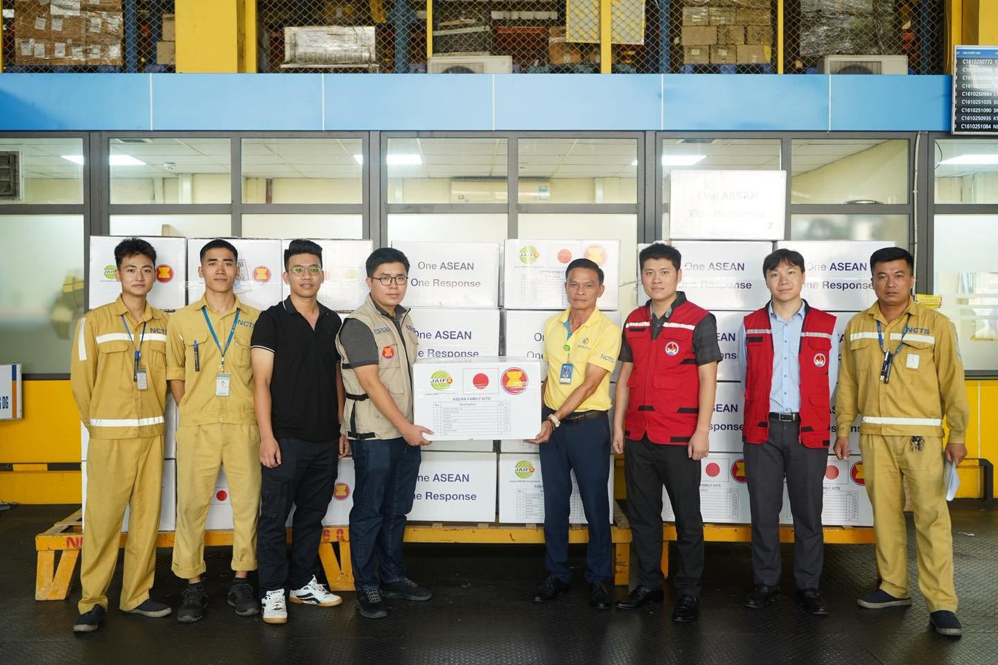 Chuyến hàng viện trợ khẩn cấp thứ hai của Trung tâm AHA cho người dân bị ảnh hưởng bởi thiên tai đến Sân bay Quốc tế Nội Bài, ngày 16/10/2025. (Ảnh: Cục Quản lý đê điều và Phòng, chống thiên tai) Chuyến hàng viện trợ khẩn cấp thứ hai của Trung tâm AHA cho người dân bị ảnh hưởng bởi thiên tai đến Sân bay Quốc tế Nội Bài, ngày 16/10/2025. (Ảnh: Cục Quản lý đê điều và Phòng, chống thiên tai)
