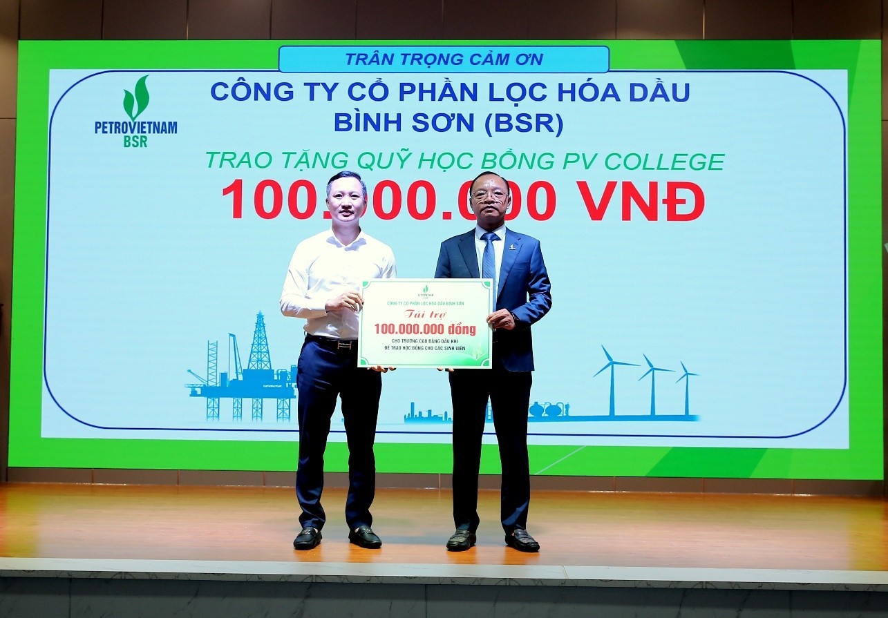Phó Tổng Giám đốc BSR Phạm Minh Nghĩa trao bảng 100 triệu đồng hỗ trợ học bổng cho Trường Cao đẳng Dầu khí Phó Tổng Giám đốc BSR Phạm Minh Nghĩa trao bảng 100 triệu đồng hỗ trợ học bổng cho Trường Cao đẳng Dầu khí