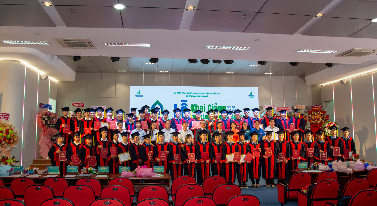 Trao bằng tốt nghiệp cho các em học sinh Trao bằng tốt nghiệp cho các em học sinh