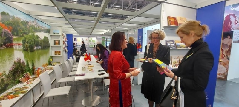Many visitors at the Fair showed interest in Hanoi’s books and tourism products at the Hanoi–Vietnam Book Space. (Photo: Hanoi Department of Culture and Sports) Many visitors at the Fair showed interest in Hanoi’s books and tourism products at the Hanoi–Vietnam Book Space. (Photo: Hanoi Department of Culture and Sports)