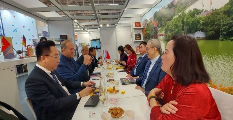 Deputy Minister Phan Tâm and the delegation from the Ministry of Culture, Sports and Tourism, the Vietnam Publishers Association, and Hanoi held discussions with foreign partners at the Fair. (Photo: Hanoi Department of Culture and Sports) Deputy Minister Phan Tâm and the delegation from the Ministry of Culture, Sports and Tourism, the Vietnam Publishers Association, and Hanoi held discussions with foreign partners at the Fair. (Photo: Hanoi Department of Culture and Sports)