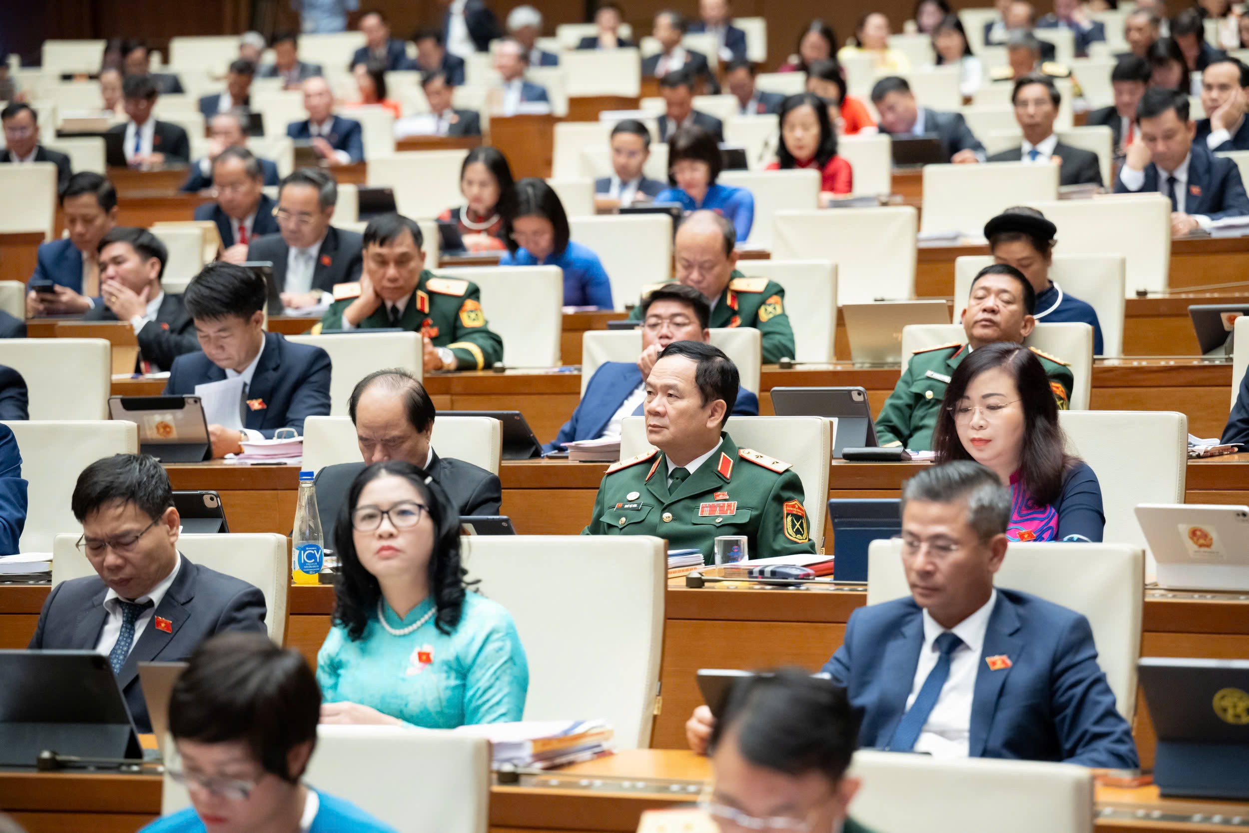 Các đại biểu Quốc hội tham dự Phiên Khai mạc Kỳ họp thứ 10, Quốc hội khóa XV. (Ảnh: quochoi.vn) Các đại biểu Quốc hội tham dự Phiên Khai mạc Kỳ họp thứ 10, Quốc hội khóa XV. (Ảnh: quochoi.vn)