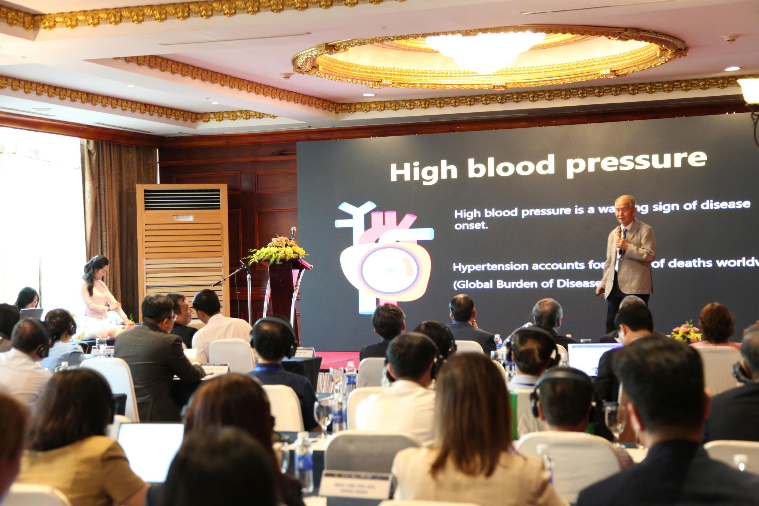 Ông Lee Byeong-gu, Tổng Giám đốc Tập đoàn Raydel, phát biểu tại hội thảo khoa học, “Hướng tiếp cận mới trong dự phòng các bệnh về tim mạch và đột quỵ”