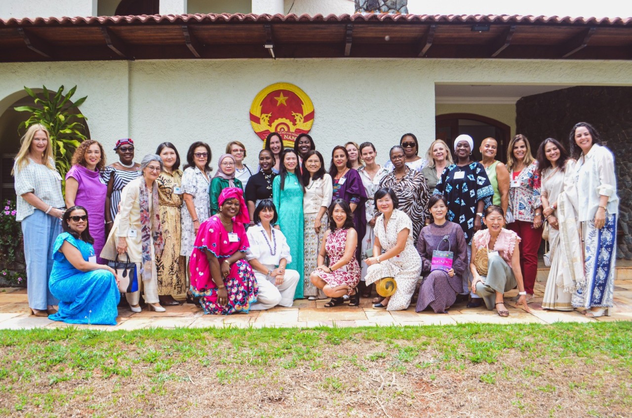 The Group of Spouses of Heads of Diplomatic Missions (GCCM) in Brasília pose for a commemorative photo. (Photo: Embassy of Vietnam in Brazil) The Group of Spouses of Heads of Diplomatic Missions (GCCM) in Brasília pose for a commemorative photo. (Photo: Embassy of Vietnam in Brazil)