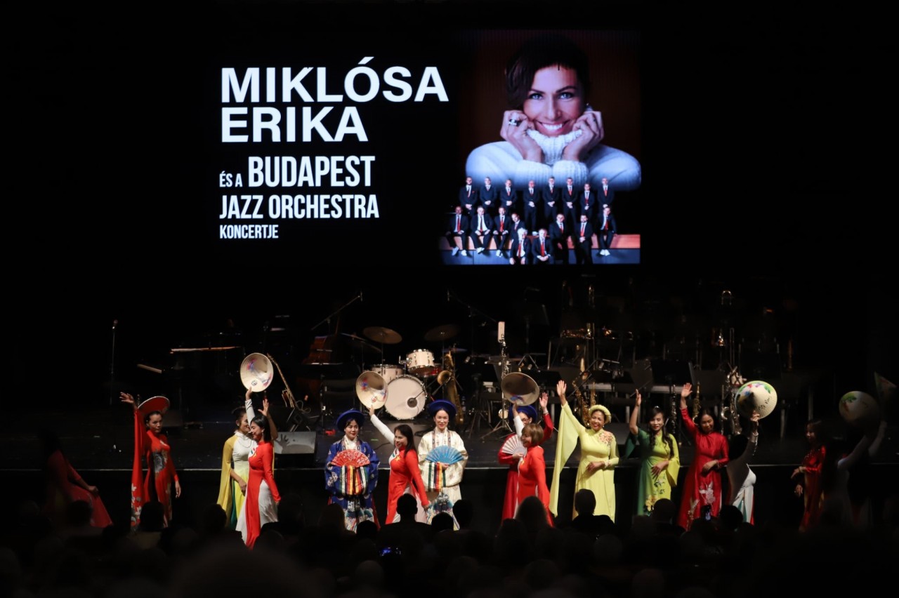 Vietnamese Ao Dai Shines for the First Time at International Concert in Budapest Vietnamese Ao Dai Shines at International Concert in Budapest