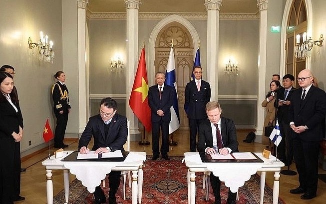 General Secretary To Lam and Finnish President Alexander Stubb witness the signing of a memorandum of understanding (MoU) between Vietnam’s Ministry of Finance and Finland’s Ministry of Foreign Affairs on supporting and promoting the preparation and implementation of projects funded under Finland’s Public Investment Fund (Photo: VNA) General Secretary To Lam and Finnish President Alexander Stubb witness the signing of a memorandum of understanding (MoU) between Vietnam’s Ministry of Finance and Finland’s Ministry of Foreign Affairs on supporting and promoting the preparation and implementation of projects funded under Finland’s Public Investment Fund (Photo: VNA)