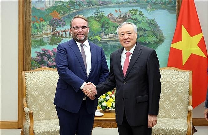Permanent Deputy Prime Minister Nguyen Hoa Binh (right) and Timon Gremmels, Minister of Science and Research, Arts and Culture of Hessen, at their meeting in Hanoi on October 21 (Photo: VNA) Permanent Deputy Prime Minister Nguyen Hoa Binh (right) and Timon Gremmels, Minister of Science and Research, Arts and Culture of Hessen, at their meeting in Hanoi on October 21 (Photo: VNA)