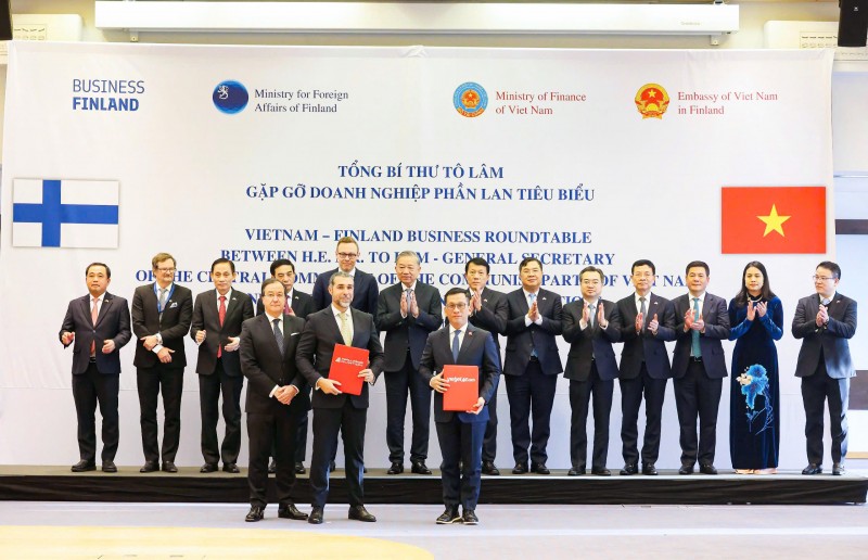 Tổng giám đốc Vietjet Đinh Việt Phương (phải, hàng trước) và Tổng giám đốc Airways Aviation, ông Alexandre Alves (trái, hàng trước) trao thỏa thuận hợp tác đào tạo nguồn nhân lực chất lượng cao cho ngành hàng không quốc tế Tổng giám đốc Vietjet Đinh Việt Phương (phải, hàng trước) và Tổng giám đốc Airways Aviation, ông Alexandre Alves (trái, hàng trước) trao thỏa thuận hợp tác đào tạo nguồn nhân lực chất lượng cao cho ngành hàng không quốc tế