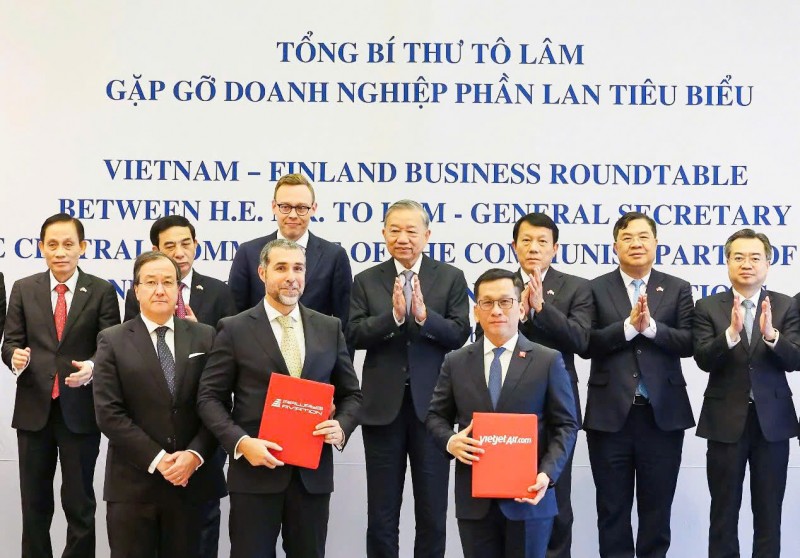 Tổng Bí thư Tô Lâm (giữa, hàng sau) chứng kiến & chúc mừng Vietjet và Airways Aviation trao thỏa thuận phát triển nguồn lực hàng không quốc tế tại Phần Lan Tổng Bí thư Tô Lâm (giữa, hàng sau) chứng kiến & chúc mừng Vietjet và Airways Aviation trao thỏa thuận phát triển nguồn lực hàng không quốc tế tại Phần Lan