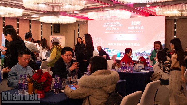 Đông đảo đại diện các doanh nghiệp du lịch hai nước trao đổi, tìm kiếm cơ hội hợp tác. Đông đảo đại diện các doanh nghiệp du lịch hai nước trao đổi, tìm kiếm cơ hội hợp tác.
