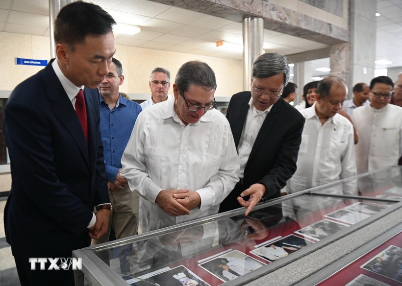 Đại sứ Việt Nam tại Cuba Lê Quang Long (thứ 3, từ trái sang) và Bộ trưởng Bruno Rodríguez (thứ 2, từ trái sang) thăm không gian ảnh về quan hệ Việt Nam-Cuba. (Ảnh: Việt Hùng/TTXVN) Đại sứ Việt Nam tại Cuba Lê Quang Long (thứ 3, từ trái sang) và Bộ trưởng Bruno Rodríguez (thứ 2, từ trái sang) thăm không gian ảnh về quan hệ Việt Nam-Cuba. (Ảnh: Việt Hùng/TTXVN)