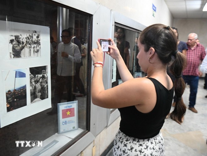 Khách tham quan những bức ảnh lịch sử của mối hệ Việt Nam - Cuba. (Ảnh: TTXVN) Khách tham quan những bức ảnh lịch sử của mối hệ Việt Nam - Cuba. (Ảnh: TTXVN)