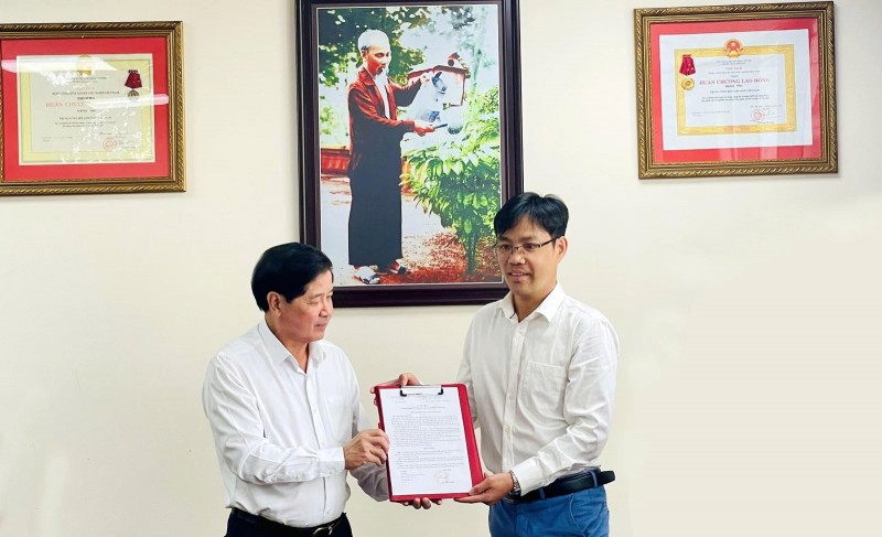 Chủ tịch Hội Làm vườn Việt Nam Lê Quốc Doanh trao quyết định bổ nhiệm cho ông Hoàng Đình Văn. (Ảnh: Kinhtenongthon) Chủ tịch Hội Làm vườn Việt Nam Lê Quốc Doanh trao quyết định bổ nhiệm cho ông Hoàng Đình Văn. (Ảnh: Kinhtenongthon)