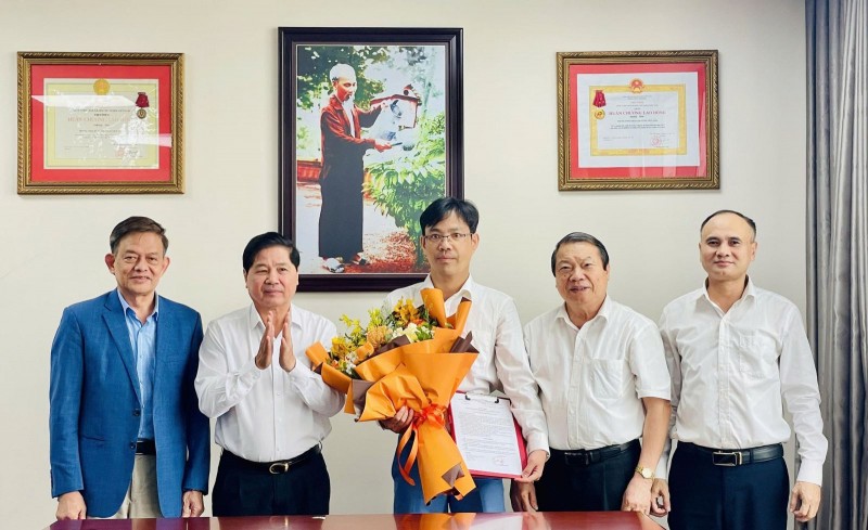 Lãnh đạo Hội Làm vườn Việt Nam và Tổng Biên tập Tạp chí Kinh tế nông thôn Lê Văn Thơm (ngoài cùng bên phải) chụp ảnh lưu niệm cùng ông Hoàng Đình Văn. (Ảnh: Kinhtenonghthon) Lãnh đạo Hội Làm vườn Việt Nam và Tổng Biên tập Tạp chí Kinh tế nông thôn Lê Văn Thơm (ngoài cùng bên phải) chụp ảnh lưu niệm cùng ông Hoàng Đình Văn. (Ảnh: Kinhtenonghthon)
