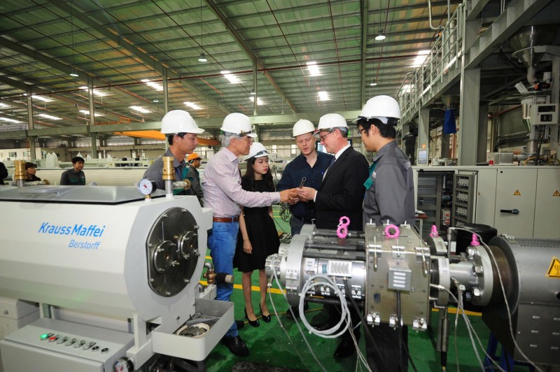 Dây chuyền sản xuất Ống nhựa Ströman ứng dụng công nghệ Đức hiện đại hàng đầu, bảo chứng cho chất lượng vượt trội. Dây chuyền sản xuất Ống nhựa Ströman ứng dụng công nghệ Đức hiện đại hàng đầu, bảo chứng cho chất lượng vượt trội.
