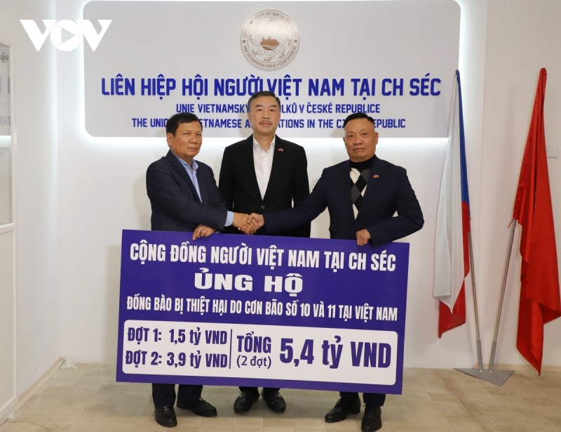 Chương trình được Đại sứ quán Việt Nam tại Séc phối hợp cùng Liên hiệp hội người Việt Nam phát động phong trào ủng hộ đồng bào các địa phương bị thiệt hại do bão số 10 và 11.