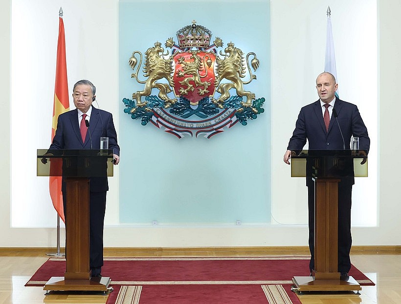 General Secretary of the Communist Party of Vietnam Central Committee To Lam (L) and Bulgarian President Rumen Radev at the press briefing in Sofia on October 23. (Photo: VNA) General Secretary of the Communist Party of Vietnam Central Committee To Lam (L) and Bulgarian President Rumen Radev at the press briefing in Sofia on October 23. (Photo: VNA)