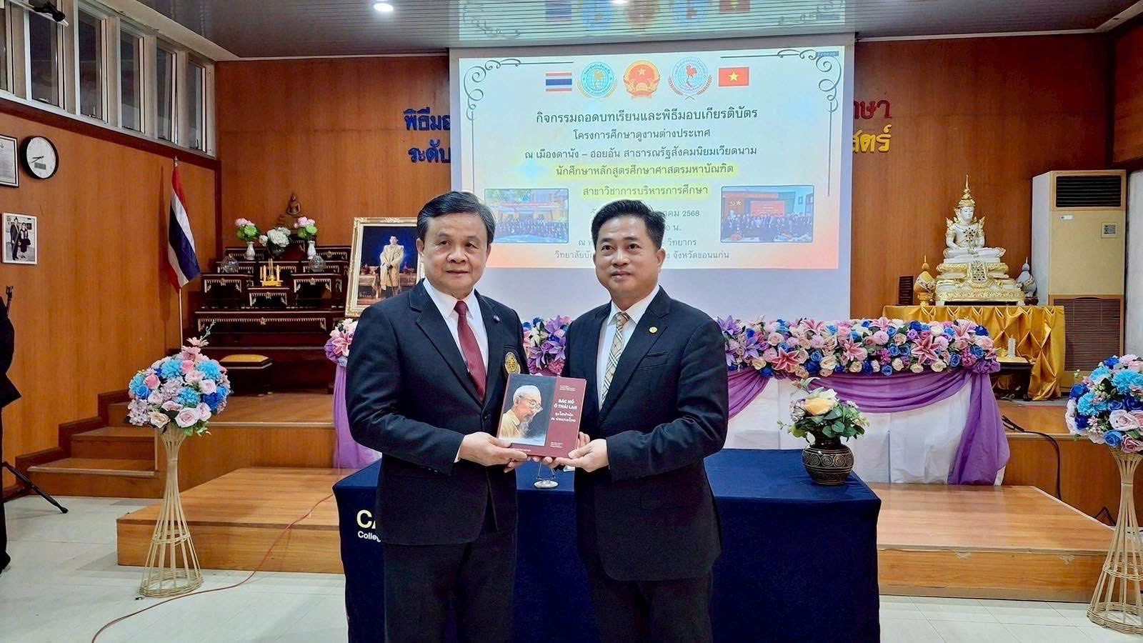Tổng Lãnh sự Đinh Hoàng Linh tặng lãnh đạo Đại học Học giả Châu Á cuốn sách Thúc đẩy hiểu biết và hợp tác giáo dục Việt Nam - Thái Lan