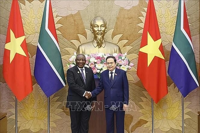 National Assembly Chairman Tran Thanh Man (right) meets with South African President Matamela Cyril Ramaphosa in Ha Noi on October 24, 2025 (Photo: VNA)