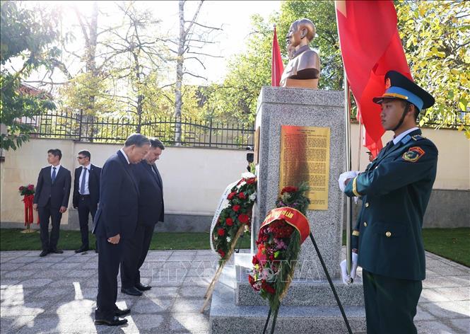 Khánh thành Tượng Chủ tịch Hồ Chí Minh tại Bulgaria Chú thích ảnh