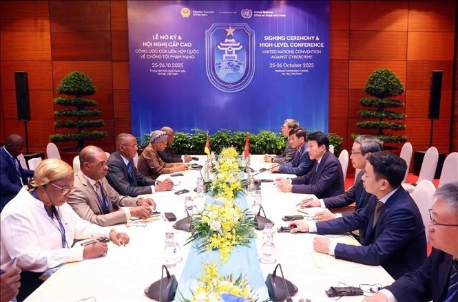 General Luong Tam Quang, Minister of Public Security, receives Minister of Interior of the Republic of Mozambique Paulo Chachine. Photo: Pham Kien/VNA