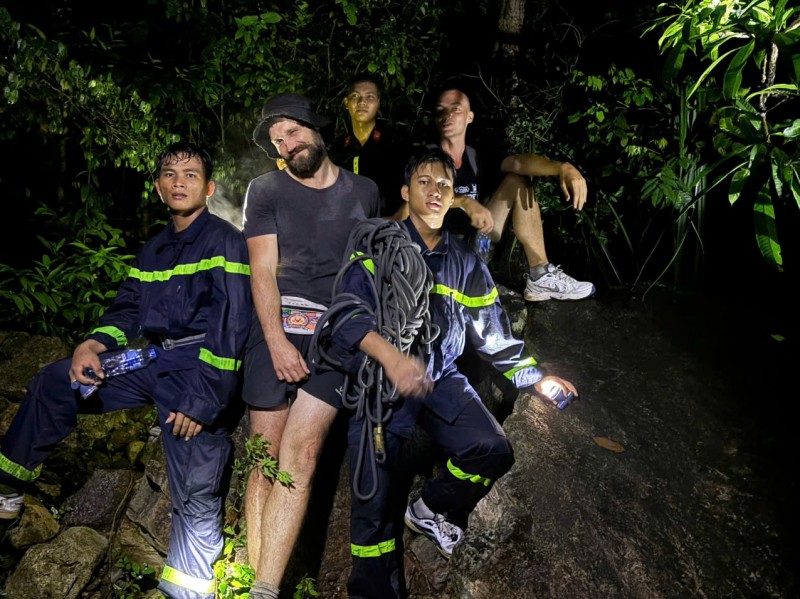 The Fire Prevention, Fighting and Rescue Police of the Khanh Hoa Provincial Police worked overnight to rescue two Russian tourists who lost their way on Co Tien Mountain in Bac Nha Trang Ward. The Fire Prevention, Fighting and Rescue Police of the Khanh Hoa Provincial Police worked overnight to rescue two Russian tourists who lost their way on Co Tien Mountain in Bac Nha Trang Ward.