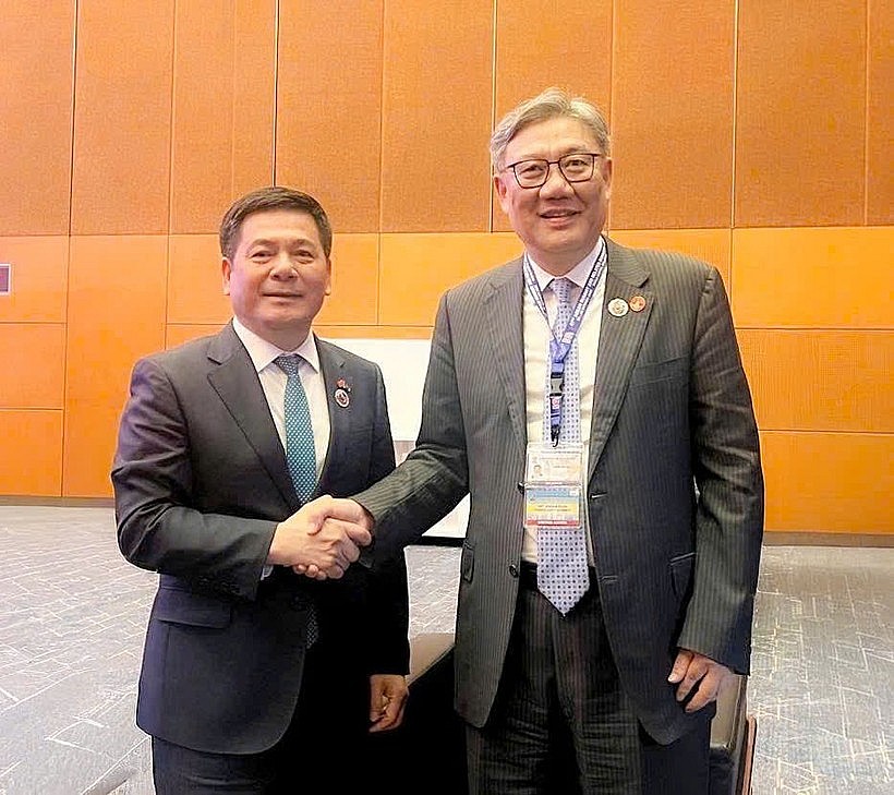Minister of Industry and Trade Nguyen Hong Dien meets with Chinese Minister of Commerce Wang Wentao on the sidelines of the 47th ASEAN Summit in Malaysia on October 27. (Photo: moit.gov.vn)