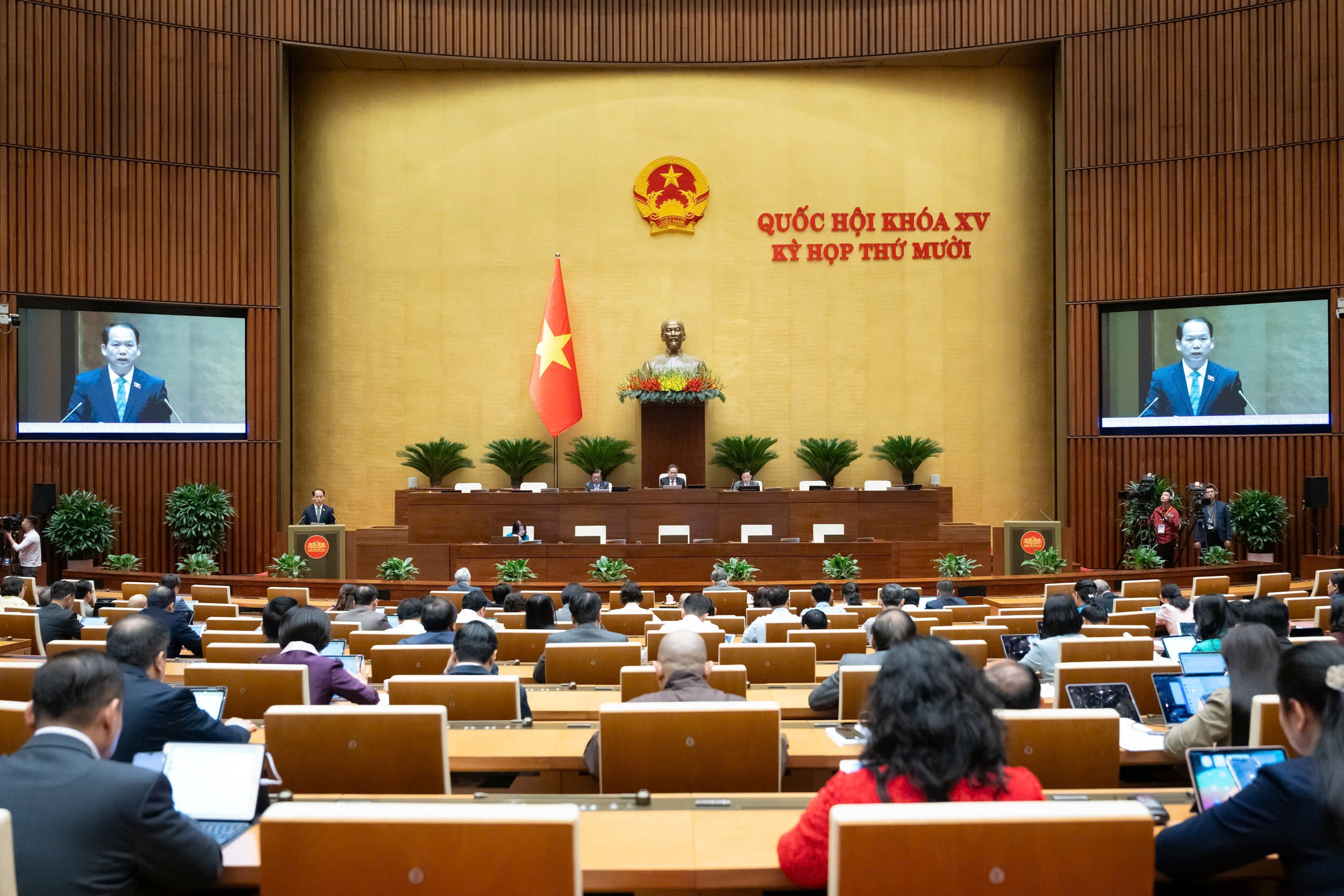 Quốc hội thảo luận ở hội trường về một số nội dung còn ý kiến khác nhau của dự thảo Luật Dẫn độ. (Ảnh: quochoi.vn)