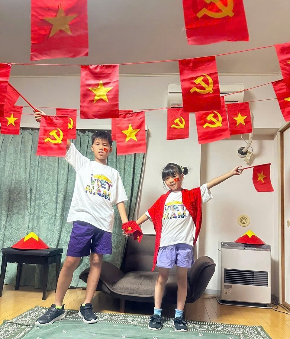 The children decorate the house for National Day.