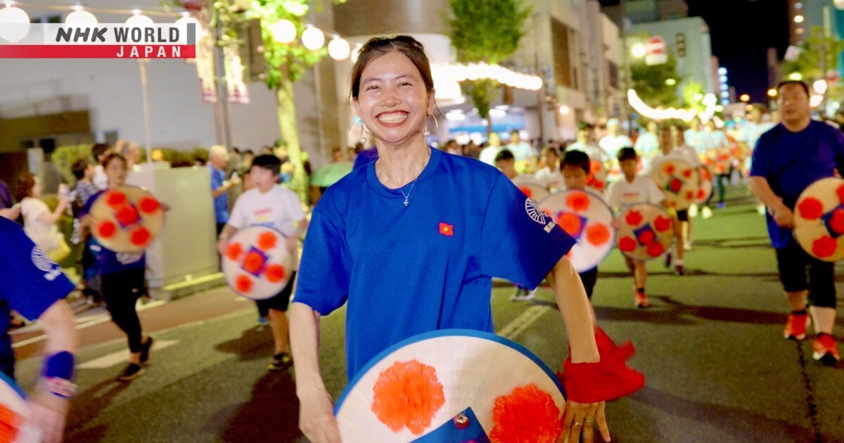 Pham Thi Huyen Trang with a “made in Vietnam” conical hat at the Hanagasa Festival. (Photo: NHK)