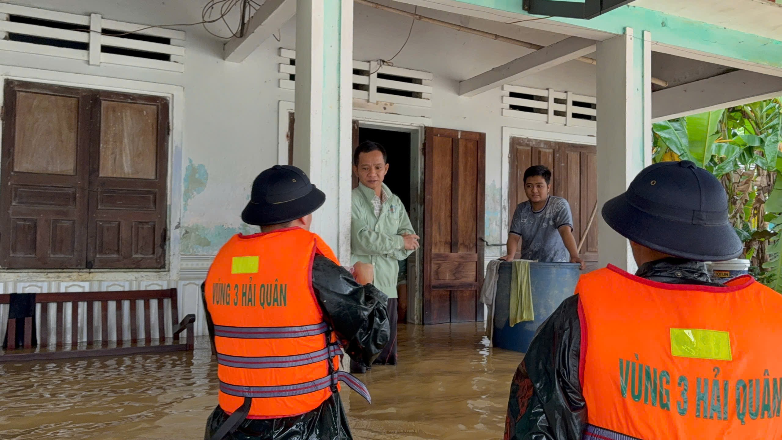 Bộ đội Hải quân tiếp tế lương thực, thực phẩm cho người dân vùng lũ Bộ đội Hải quân tiếp tế lương thực, thực phẩm cho người dân vùng lũ