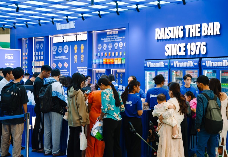 Gian hàng Vinamilk nổi bật, thu hút người tiêu dùng tại Hội chợ Mùa Thu 2025. Ảnh: Vi Nam Gian hàng Vinamilk nổi bật, thu hút người tiêu dùng tại Hội chợ Mùa Thu 2025. Ảnh: Vi Nam