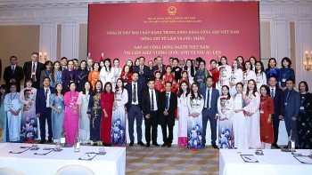 Tổng Bí thư Tô Lâm gặp gỡ cán bộ Đại sứ quán và cộng đồng người Việt Nam tại Anh