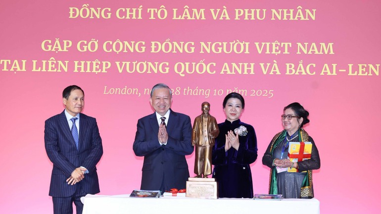 Tổng Bí thư Tô Lâm gặp gỡ cán bộ Đại sứ quán và cộng đồng người Việt Nam tại Anh