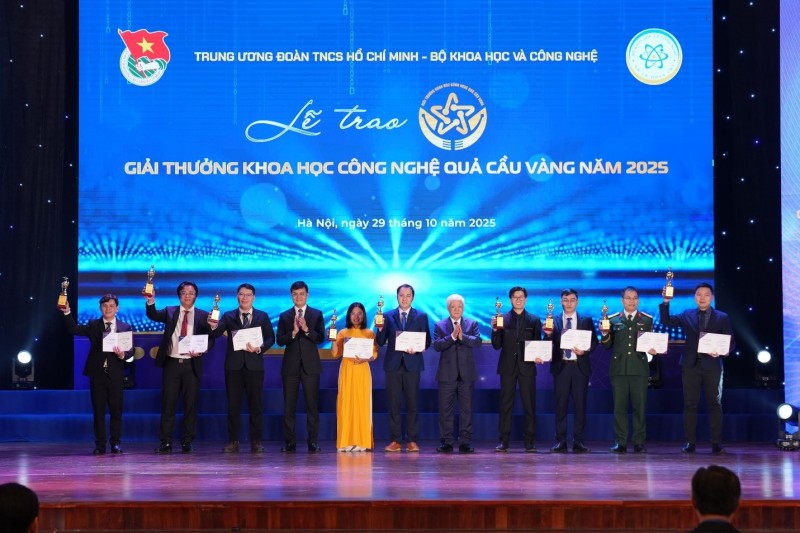 Ông Đỗ Văn Chiến - Ủy viên Bộ Chính trị, Bí thư Trung ương Đảng, Chủ tịch Ủy ban Trung ương MTTQ Việt Nam và anh Bùi Quang Huy, Bí thư thứ nhất Trung ương Đoàn trao Giải thưởng Quả Cầu Vàng cho các nhà khoa học trẻ.