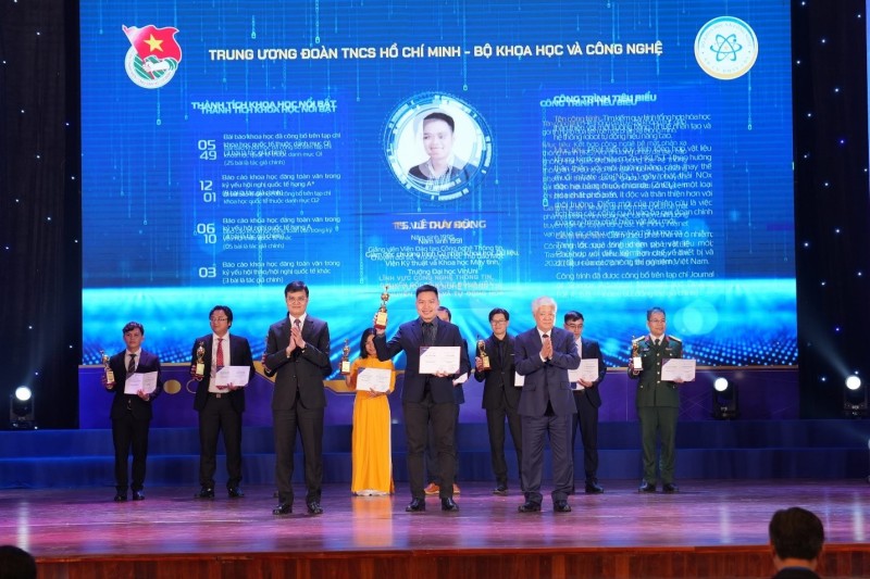 Tiến sĩ Lê Duy Dũng, 1 trong 10 nhà khoa học trẻ nhận giải thưởng Quả Cầu Vàng năm 2025.