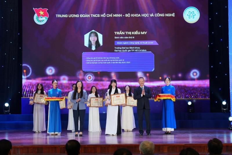 Phó Chủ tịch Hội liên hiệp Phụ nữ Việt Nam Nguyễn Thị Thu Hiền và ông Nguyễn Duy Hưng, Thành viên HĐQT Công ty Tân Hiệp Phát trao Giải thưởng Nữ sinh KHCN cho các nữ sinh tiêu biểu.