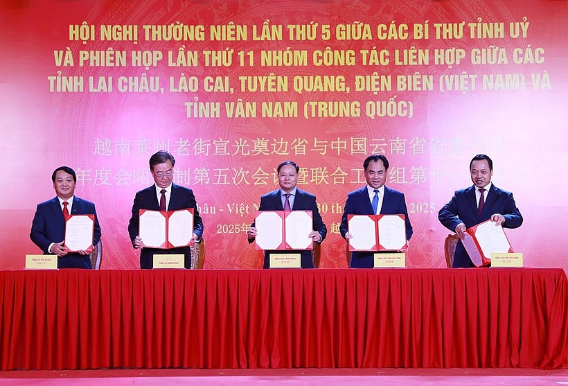 The minute of the fifth annual conference between the Secretaries of the Party Committees of Vietnam’s Lai Chau, Lao Cai, Tuyen Quang, and Dien Bien provinces, and Secretary of the Communist Party of China (CPC) Yunnan provincial Committee, is inked at the event. (Photo: VNA) The minute of the fifth annual conference between the Secretaries of the Party Committees of Vietnam’s Lai Chau, Lao Cai, Tuyen Quang, and Dien Bien provinces, and Secretary of the Communist Party of China (CPC) Yunnan provincial Committee, is inked at the event. (Photo: VNA)