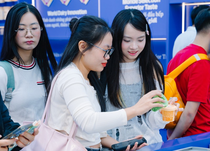Hình 4 (Báo chọn 1 trong các hình): Các sản phẩm mới của Vinamilk tạo ra xu hướng mới, thu hút người tiêu dùng trải nghiệm. Ảnh: Vi Nam Hình 4 (Báo chọn 1 trong các hình): Các sản phẩm mới của Vinamilk tạo ra xu hướng mới, thu hút người tiêu dùng trải nghiệm. Ảnh: Vi Nam