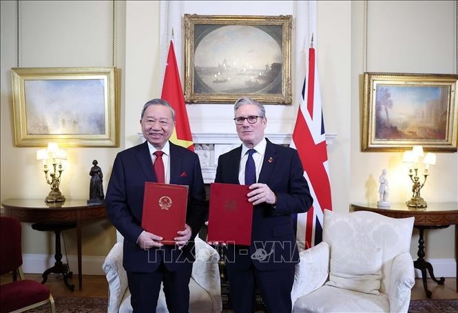General Secretary of the Communist Party of Vietnam Central Committee To Lam and UK Prime Minister Keir Starmer exchange the joint statement announcing the elevation of Vietnam–UK relations to a Comprehensive Strategic Partnership. (Photo: VNA) General Secretary of the Communist Party of Vietnam Central Committee To Lam and UK Prime Minister Keir Starmer exchange the joint statement announcing the elevation of Vietnam–UK relations to a Comprehensive Strategic Partnership. (Photo: VNA)