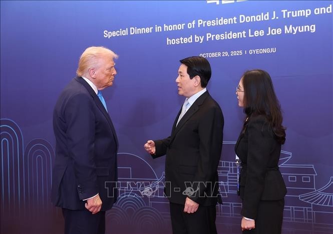 State President Luong Cuong (R) and US President Donald Trump (Photo: VNA) State President Luong Cuong (R) and US President Donald Trump (Photo: VNA)