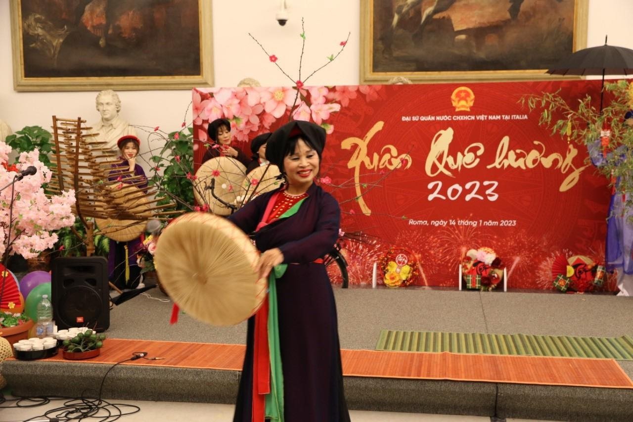 Ms. Lê Thị Bích Hường performing Quan họ folk songs at the ‘Spring in the Homeland 2023’ program organized by the Vietnamese Embassy in Italy.